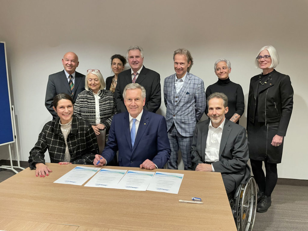 Der ehemalige Bundespräsident Christian Wulff (v. m.) ist Schirmherr der neuen DMSG Online-Akademie. Foto: DJD/DMSG