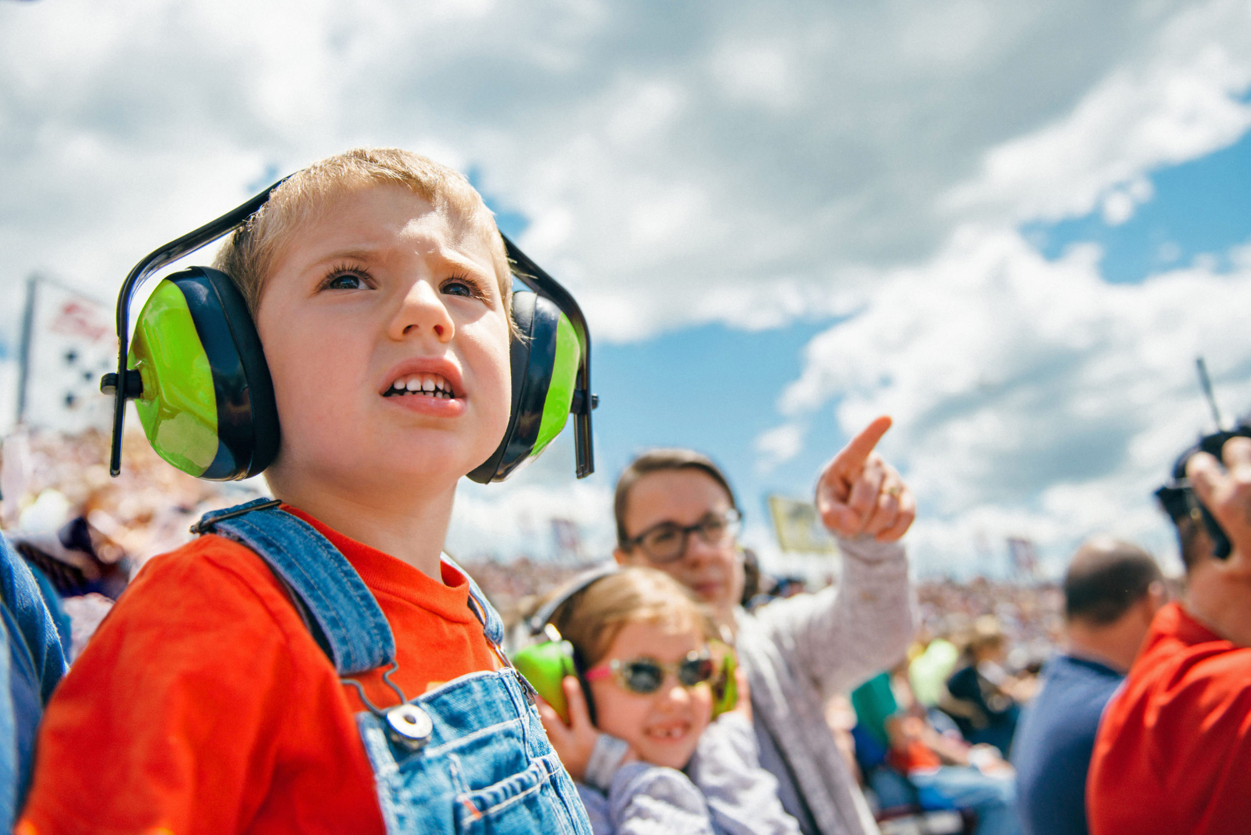 Bei lautstarken Veranstaltungen wie einem Besuch im Fußballstadion sollten Eltern an Gehörschutz für ihre Kinder denken.